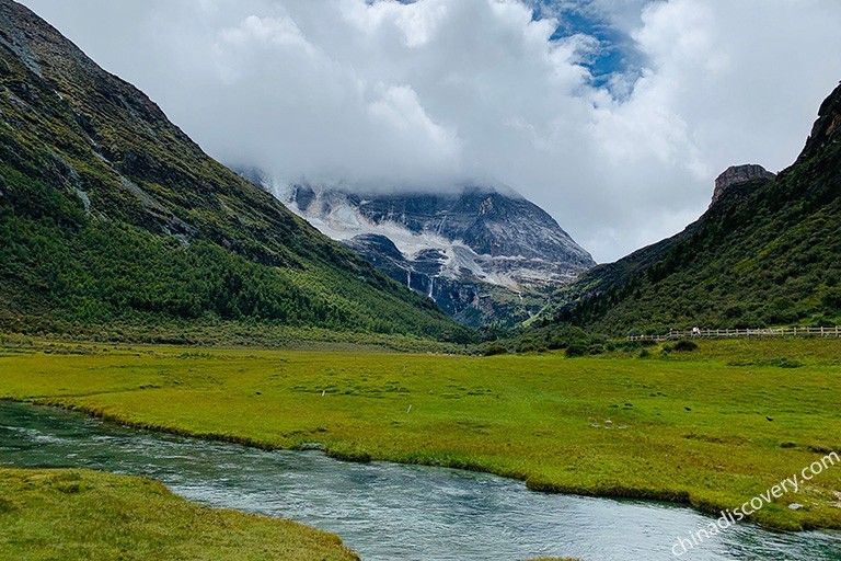 4 Days Daocheng Yading Classic Hiking Tour from Chengdu (by Flight) Daocheng Yading Tours